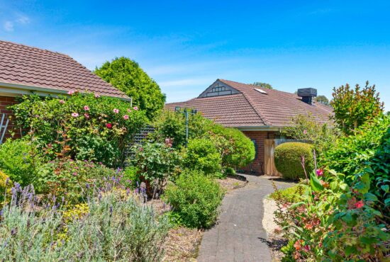 Uniting Retirement Villages - Discover senior comfortable living options in Melbourne. Explore Uniting retirement villages and lifestyle communities for your parents at Barrina Gardens.